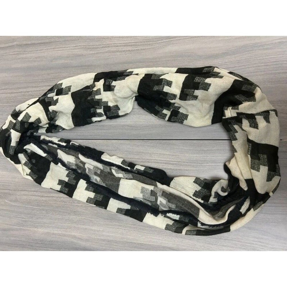 Urban Outfitters infinity scarf black and white houndstooth pixelated pattern